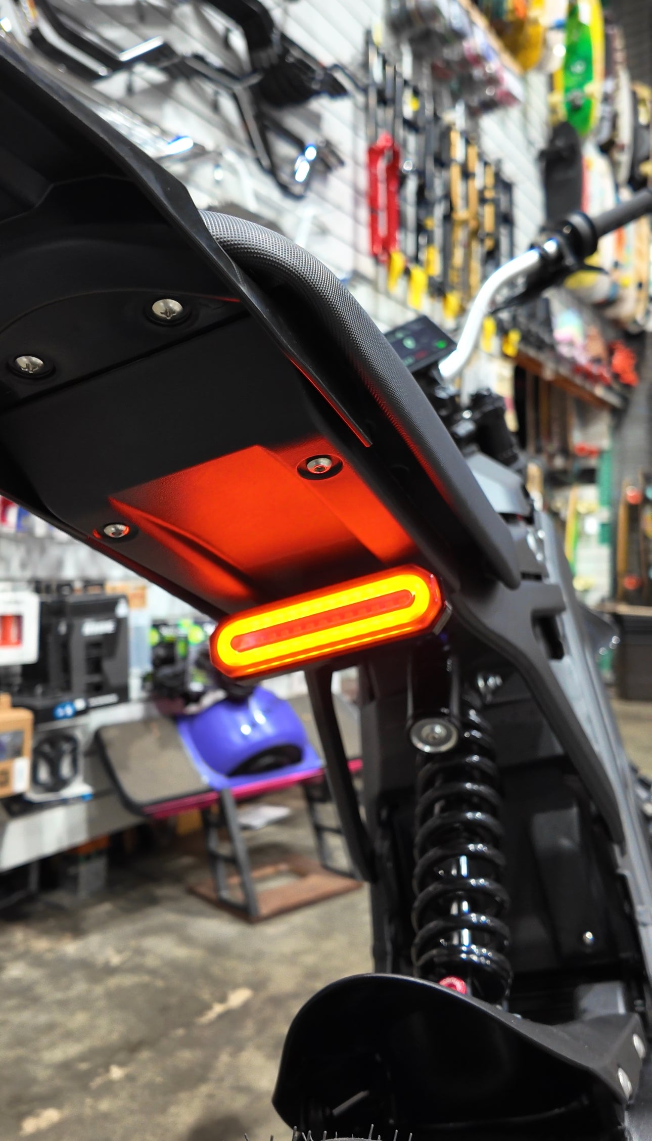パーツ BT ULTRA Amazon.com: Blaster-X Integrated LED Tail Light for 2021